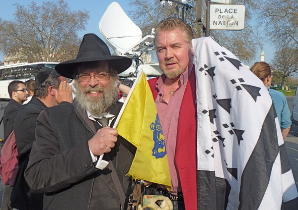 Yann-Ber Tillenon, Président de Kêrvreizh, dialogue avec un Rabbin lors de la Marche silencieuse contre le racisme, l'antisémitisme et le terrorisme, le 25 mars 2012 à Paris.