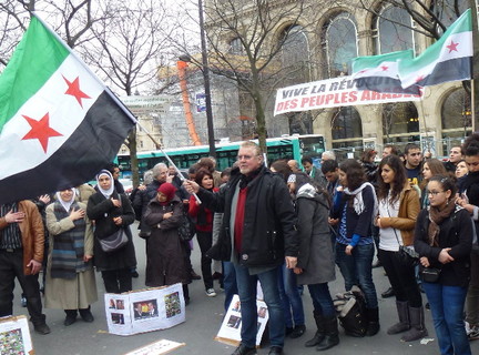 Yann-Ber Tillenon, Président de Kêrvreizh, aux côtés des manifestants Syriens le samedi 10 mars 2012 à Paris.