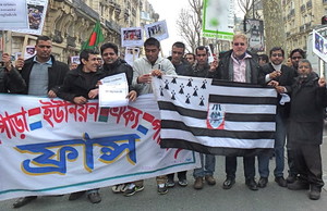 Yann-Ber Tillenon, Président de Kêrvreizh, soutient les Bangladais lors de leur manifestation du 29 février 2012 à Paris.