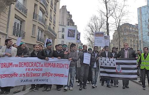 Yann-Ber Tillenon, Président de Kêrvreizh, manifeste avec les Bangladais à Paris le 29 février 2012.