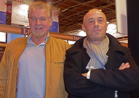 Yann-Ber Tillenon, président de Kêrvreizh, rencontre l'auteur-illustrateur Xavier Husson au Salon du Livre 2012 à Paris.