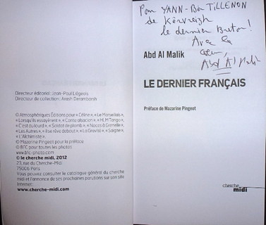 Abd Al Malik dédicace son livre, Le dernier Français, à Yann-Ber Tillenon, Président de Kêrvreizh.